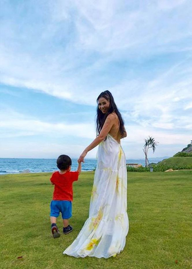 Sau 3 năm úp mở, Bé Gấu - con trai Thu Minh lần đầu lộ diện rõ mặt, lớn phổng phao khi đi diễn cùng mẹ Sau 3 năm úp mở, Bé Gấu - con trai Thu Minh lần đầu lộ diện rõ mặt, lớn phổng phao khi đi diễn cùng mẹ